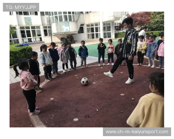 足球俱乐部设立家长学校解读训练与成长规律，家长足球队